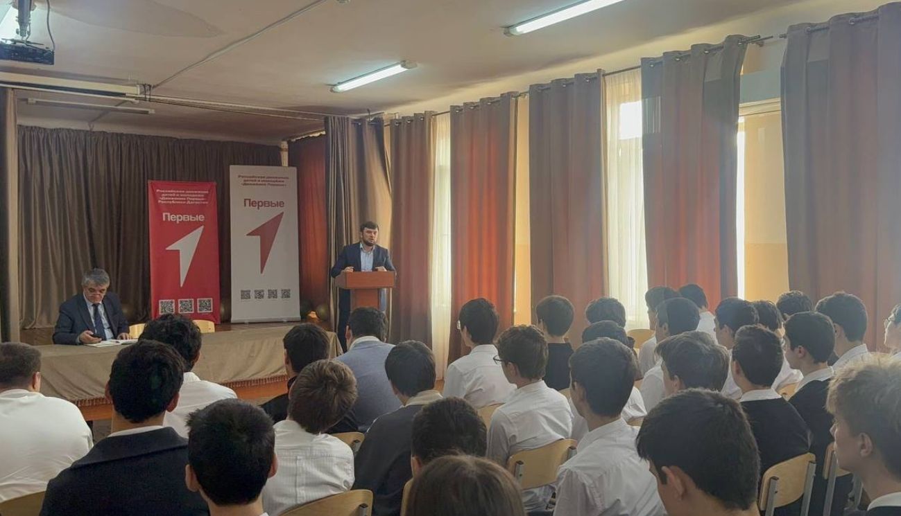 Участник программы «Доблесть гор», заместитель директора Дирекции единого госзаказчика-застройщика РД Далгат Мухуев провел урок мужества в махачкалинской гимназии № 33.