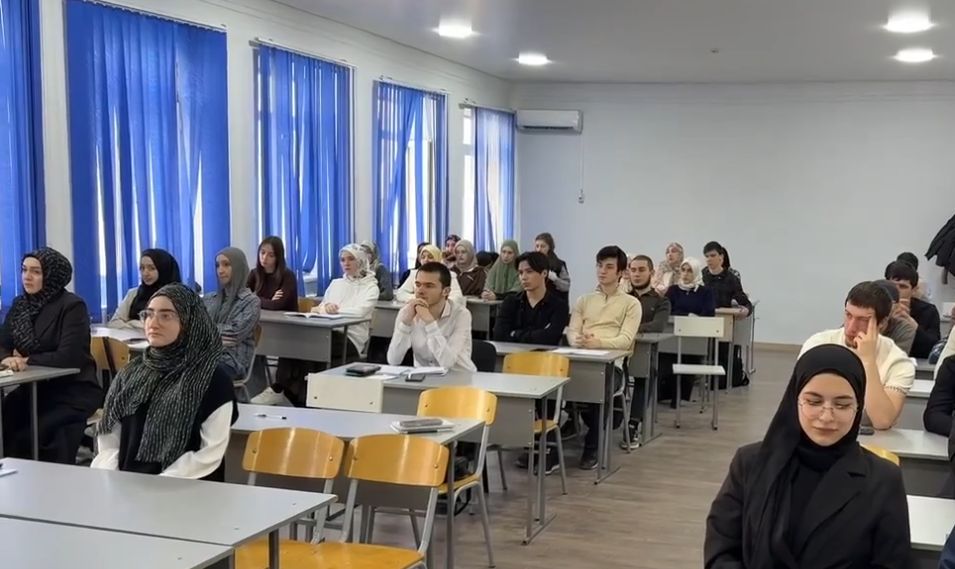 Участник программы «Доблесть гор» Медетхан Гамдуллаев и инспектор Минприроды РД Махач Нахибашев провели экологический урок для студентов Дагестанского гуманитарного института