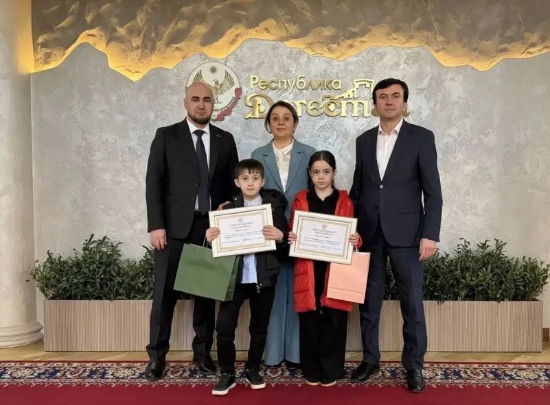 Участник программы «Доблесть гор» Абдулла Магомедов совместно с депутатом Еленой Павлюченко организовали для талантливых школьников экскурсию в Народное Собрание РД