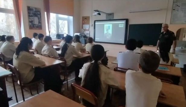 Участник проекта «Доблесть гор», герой специальной военной операции Айгум Ногаев принял участие по видеосвязи в уроке московской школы № 319.