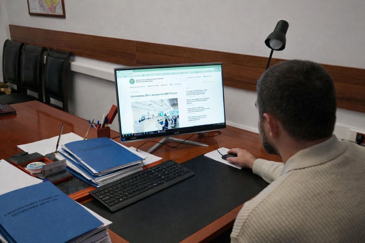 В Избиркоме Дагестана продолжается практическая стажировка участника программы «Доблесть гор» Магомеда Ризванова